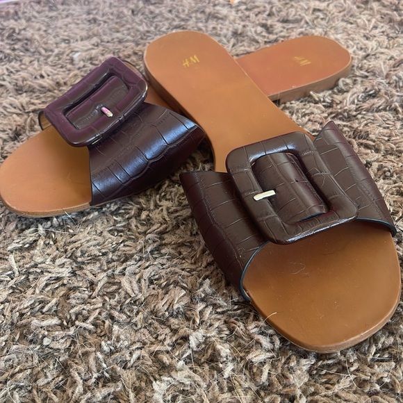 H&M Buckle Slides - Picture 2 of 4